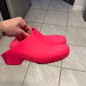 Calzuro Women's Vibrant Pink Mules